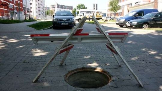 Akcja 'pokrywa' i studzienka tajemnic. Dlaczego naprawa trwa tak długo?