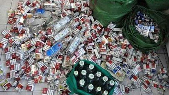 Akcja policji przy marketach. Zatrzymania za nielegalny alkohol i papierosy