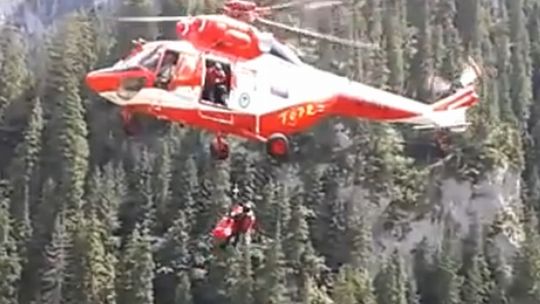 Akcja ratunkowa TOPR. Śmigłowiec przyleciał po rannego (wideo)