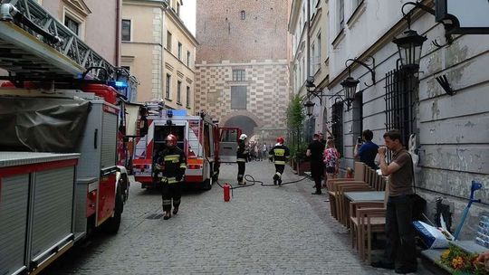 Akcja strażaków na Starym Mieście. W kominie zapaliła się sadza [ZDJĘCIA, WIDEO]