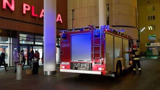 Akcja strażaków w Plazie. Dziewczynka utknęła w ruchomych schodach