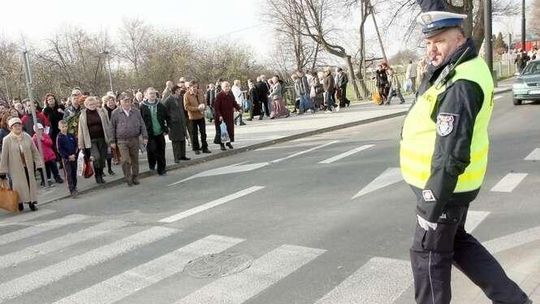 Akcja "Znicz" od piątku. Więcej policji na drogach, kierowcy noga z gazu!