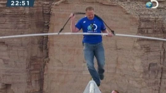 Akrobata Nik Wallenda przeszedł po linie nad Wielkim Kanionem (wideo)