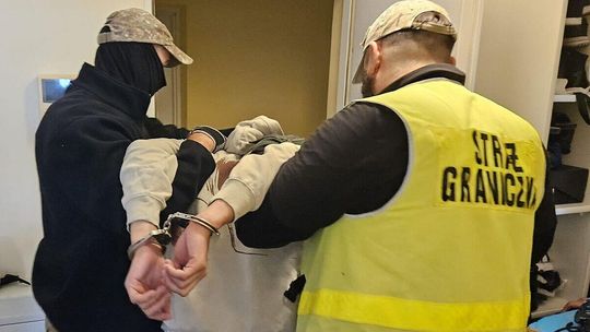 Akt oskarżenia wobec 12 osób. Zorganizowana grupa przemycała migrantów przez granicę