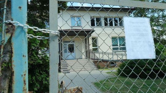 Akta pacjentów wciąż w piwnicy. Prokurator w gminie, firma unika kontaktu