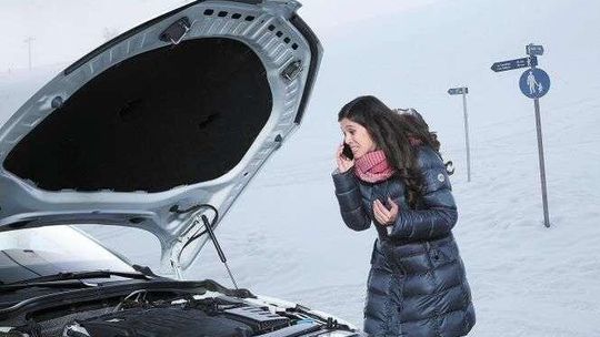 Akumulator zimą. Jak o niego dbać, by długo służył?