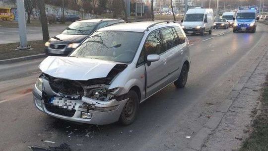 Al. Andersa: Zderzenie trzech aut. Jeden pas ruchu zablokowany [zdjęcia]