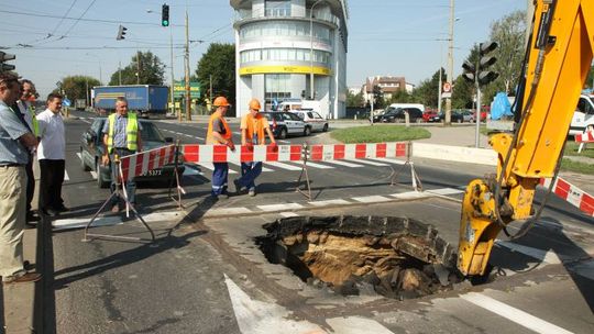 Al. Kraśnicka: Drogę podmyła woda. Zapadła się jezdnia (zdjęcia)