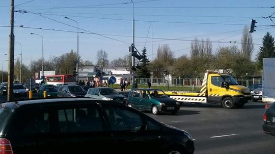 Al. Kraśnicka: Samochód zahaczył o sygnalizator. Ruch utrudniony