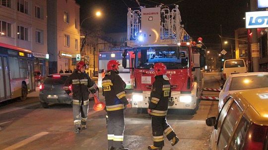 Al. Piłsudskiego. Na chodnik spadł fragment kamienicy. Jedna osoba ranna