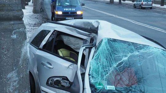 Al. Piłsudskiego: Nietrzeźwy kierowca opla zderzył się z fiatem i rozbił auto na latarni