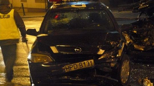 Al. Piłsudskiego: Zderzenie audi z radiowozem. Dwóch policjantów rannych (zdjęcia)