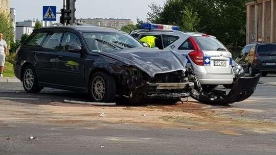 Al. Racławickie: Kierowca wjechał na czerwonym. Zderzyły się trzy auta. Są utrudnienia