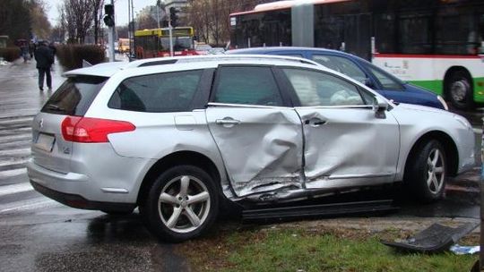 Al. Racławickie: Zderzenie karetki z citroenem