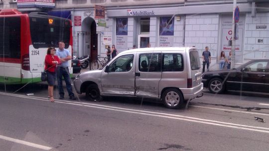Al. Racławickie: Zderzenie samochodów i autobusu (zdjęcia)