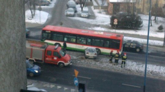 Al. Sikorskiego: Zderzenie samochodu z autobusem