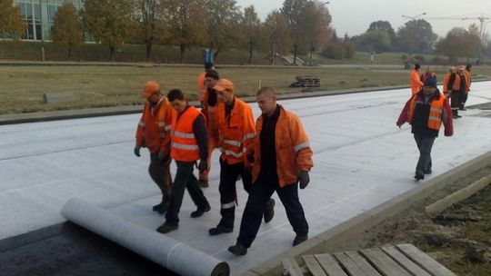 Al. Smorawińskiego: Rozkładają ceratę na jezdni (zdjęcia)