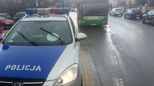 Al. Solidarności. Autobus komunikacji miejskiej zderzył się z peugeotem