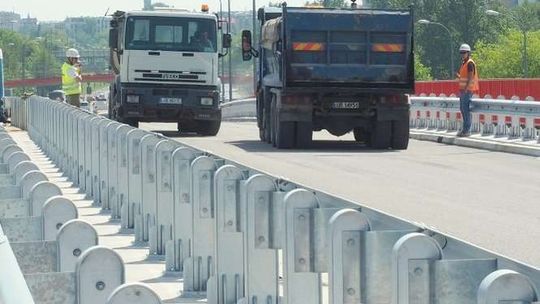 Al. Solidarności: Ciężarówki testowały nowe estakady. Kiedy otwarcie dla kierowców?