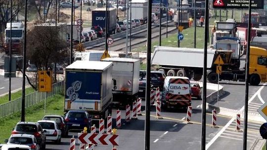 Al. Solidarności: Radny ma pomysł na zmniejszenie korków. Ulgowe bilety dla kierowców