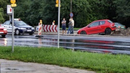 Al. Solidarności: Samochód wjechał do wykopu