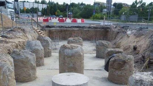 Al. Solidarności: Wbili już 2 tys. pali stabilizujących grunt. Estakady czas zacząć