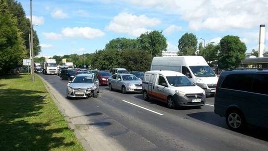 Al. Solidarności: Zderzenie dwóch aut. Utrudnienia w ruchu