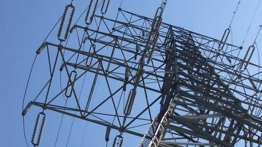 Al. Solidarności: Zerwana sieć energetyczna. Okoliczne domy bez prądu
