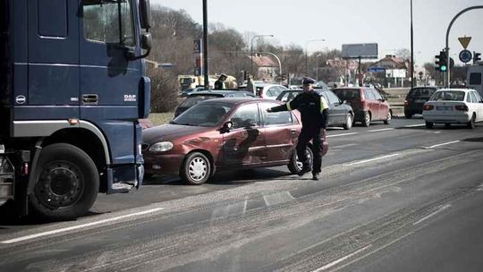 Al. Tysiąclecia: Kierowca ciężarówki spowodował kolizję (zdjęcia)