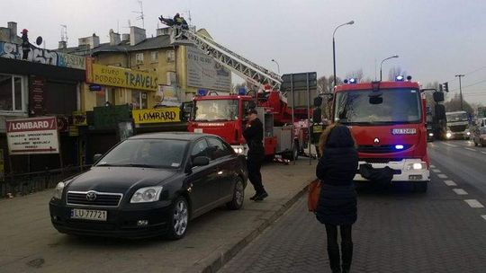 Al. Tysiąclecia: Mężczyzna zasłabł na dachu