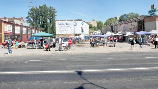 Al. Tysiąclecia: Miasto nie chce handlu na chodniku. Kupcy muszą się wynieść