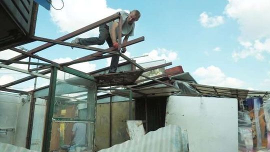 Al. Tysiąclecia: Rozbierają stragany, robią miejsce dla ścieżki rowerowej