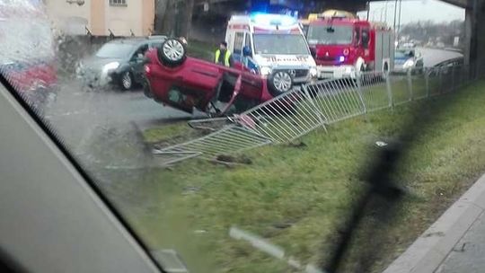 Al. Tysiąclecia: Samochód staranował barierki i dachował