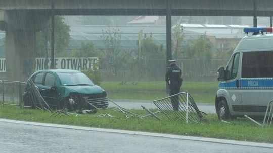 Al. Tysiąclecia: Samochód wjechał w barierki