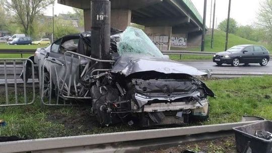Al. Tysiąclecia w Lublinie: BMW wpadło w poślizg i wbiło się w latarnię