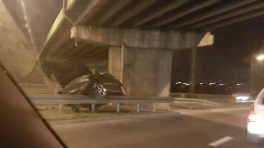 Al. Tysiąclecia w Lublinie: Samochód zawisł na barierkach