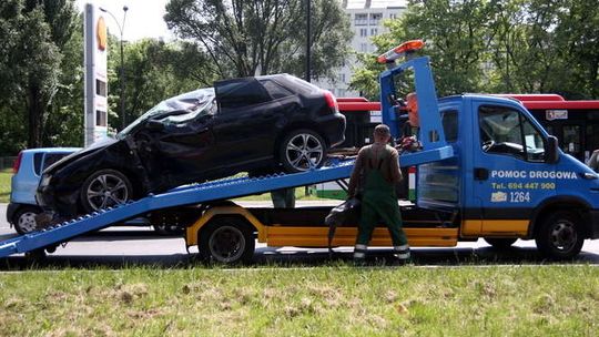 Al. Tysiąclecia: Zderzenie aut. Jeden rozbił latarnię