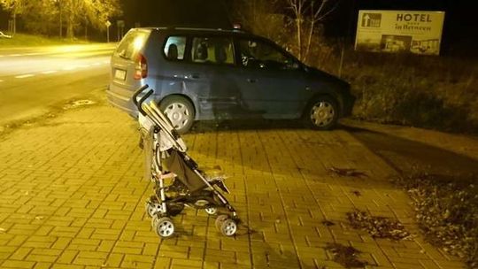 Al. Warszawska: Kierowca potrącił kobietę z wózkiem na przejściu