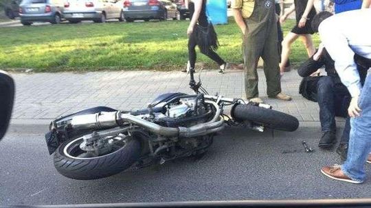Al. Warszawska: Zderzenie motocyklisty i auta. Jedna osoba w szpitalu