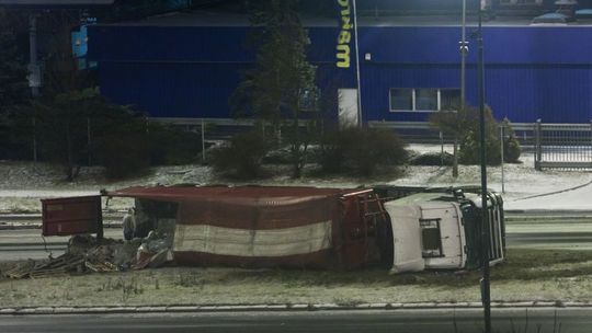 Al. Witosa: Tir wiozący cement wpadł w poślizg i wywrócił się