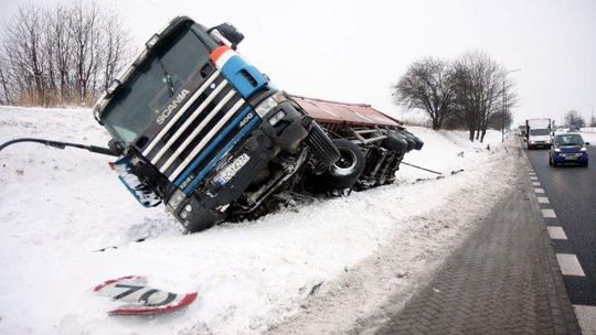 Al. Witosa: Tir wpadł do rowu. Ściął latarnie i znak