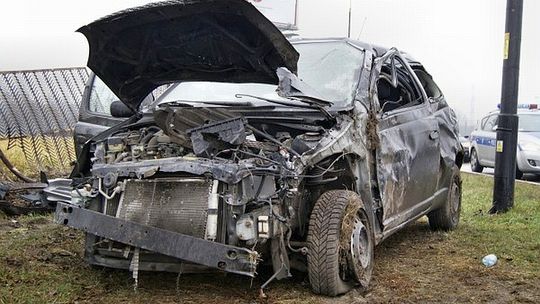 Al. Witosa: Toyota wjechała w ogrodzenie