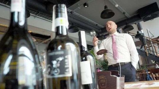 Alan Hugs zamiast Bierhalle. Wino, piwo i szaszłyki na metry