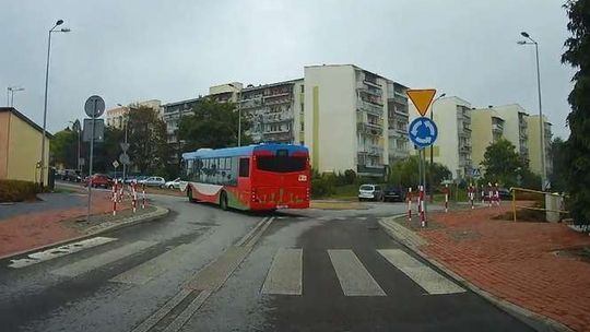 Alarm 24: Autobus MZK przez rondo na skróty (wideo)