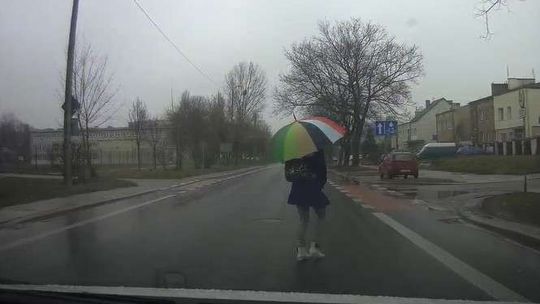 Alarm 24: Czy piesza widziała nadjeżdżający samochód? (wideo)