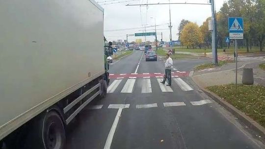 Alarm 24: Kierowca ciężarówki nie przepuścił pieszego. To mogło skończyć się tragicznie