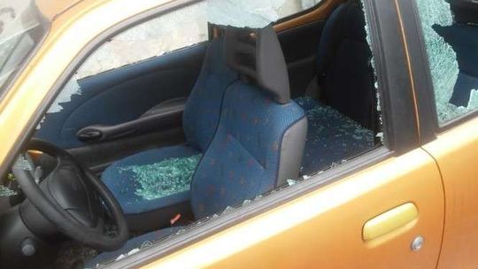 Alarm 24: Ktoś zdewastował fiata seicento przy ul. Skibińskiej