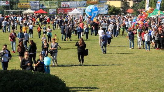 Alarm bombowy na Święcie Truskawki. Straszył, że ma bombę w bucie