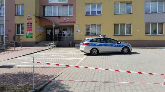 Alarm bombowy. Szukali ładunków wybuchowych w starostwie w Rykach