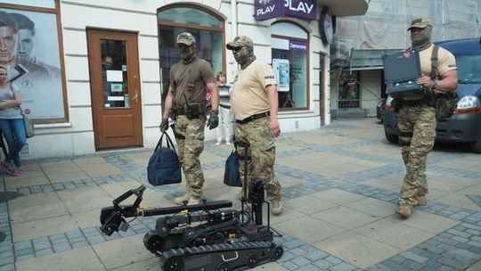 Alarm bombowy w sklepie koło hotelu Europa w Lublinie. Pirotechnicy sprawdzili pakunek